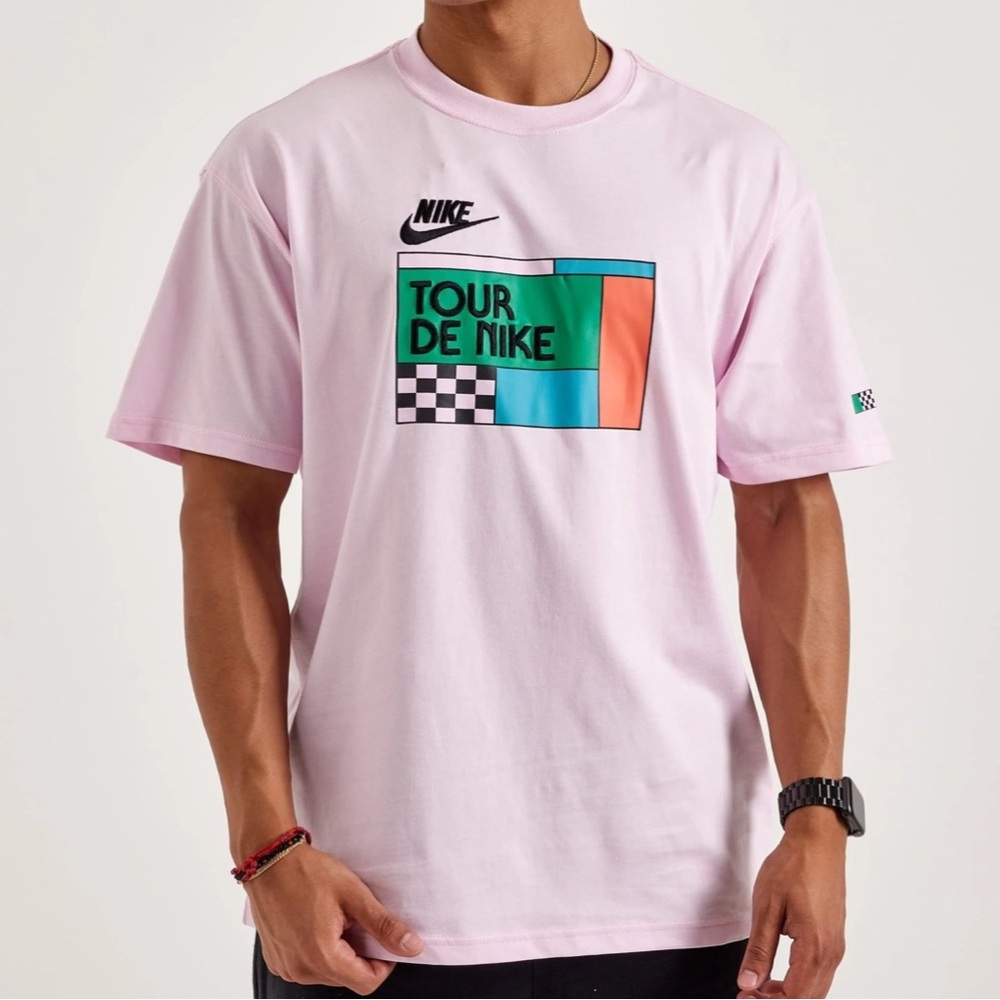 Nike Tour De Nike Embroidered T-Shirt Brand New with Tags Sz M HF7043-663